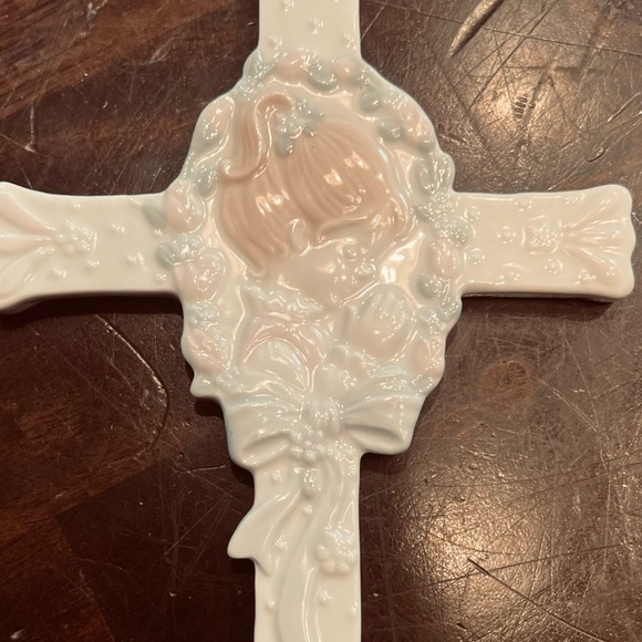 Glass Cross of a Young Girl Praying - Picture 3 of 4